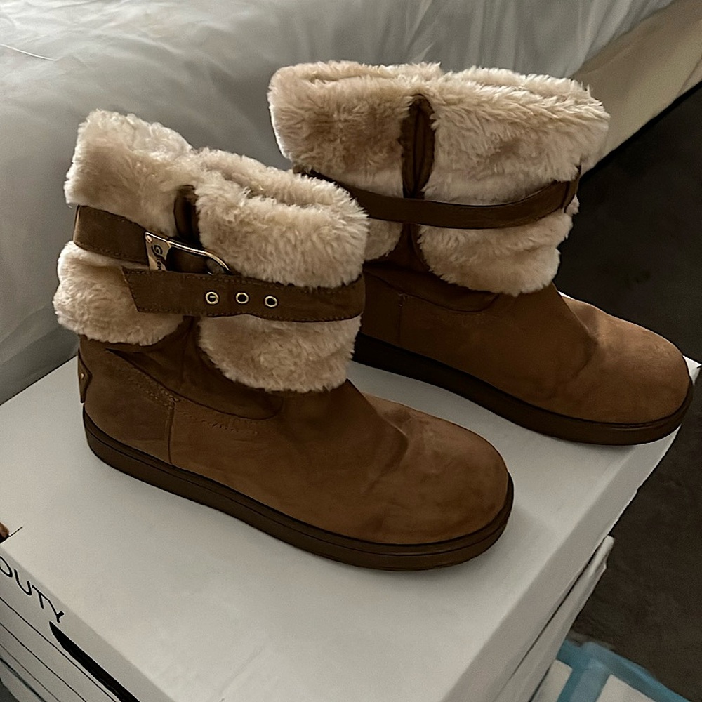 Winter boots, by Guess. Size 7. Almost new